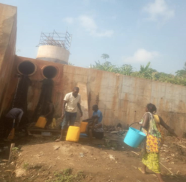 angoleños recogiendo agua