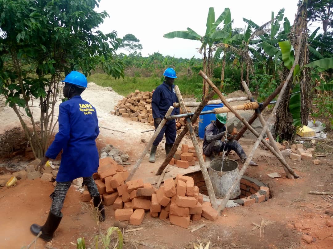 Obreros contruyendo un pozo en Uganda